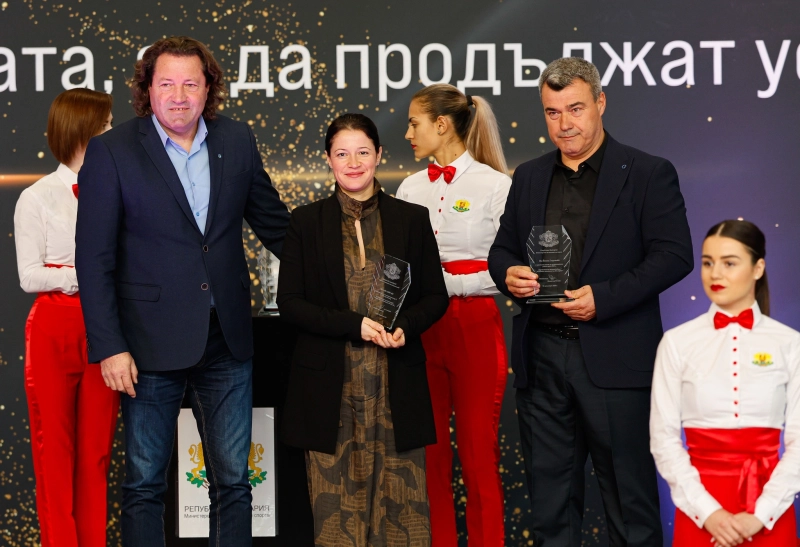 The Chairman of the Bulgarian Fencing Federation, Mr Nikolay Bukhalov, presents the awards to the personal coaches